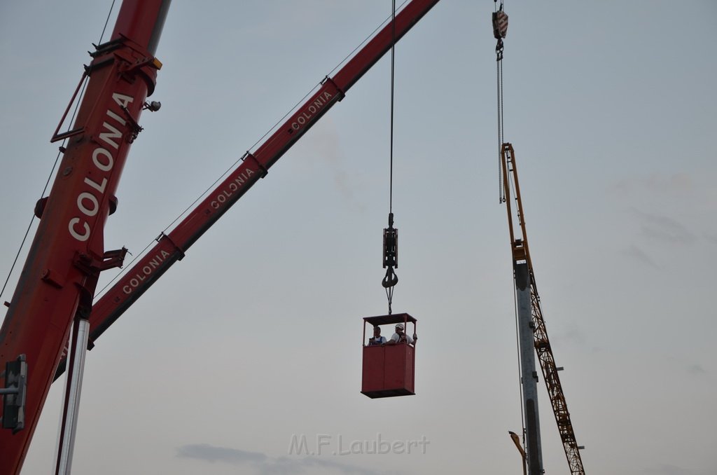 Kran drohte umzustuerzen Koeln Porz Zuendorf Hauptstr P111.JPG - Miklos Laubert